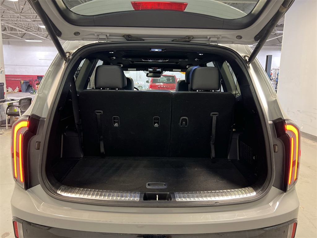 Vehicle image 25 of 33