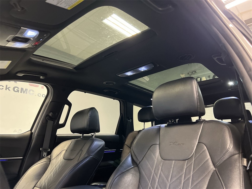 Vehicle image 18 of 33