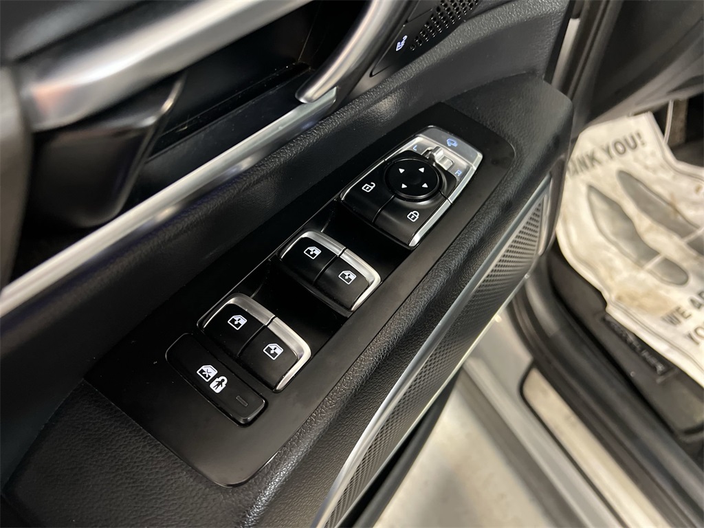 Vehicle image 22 of 33