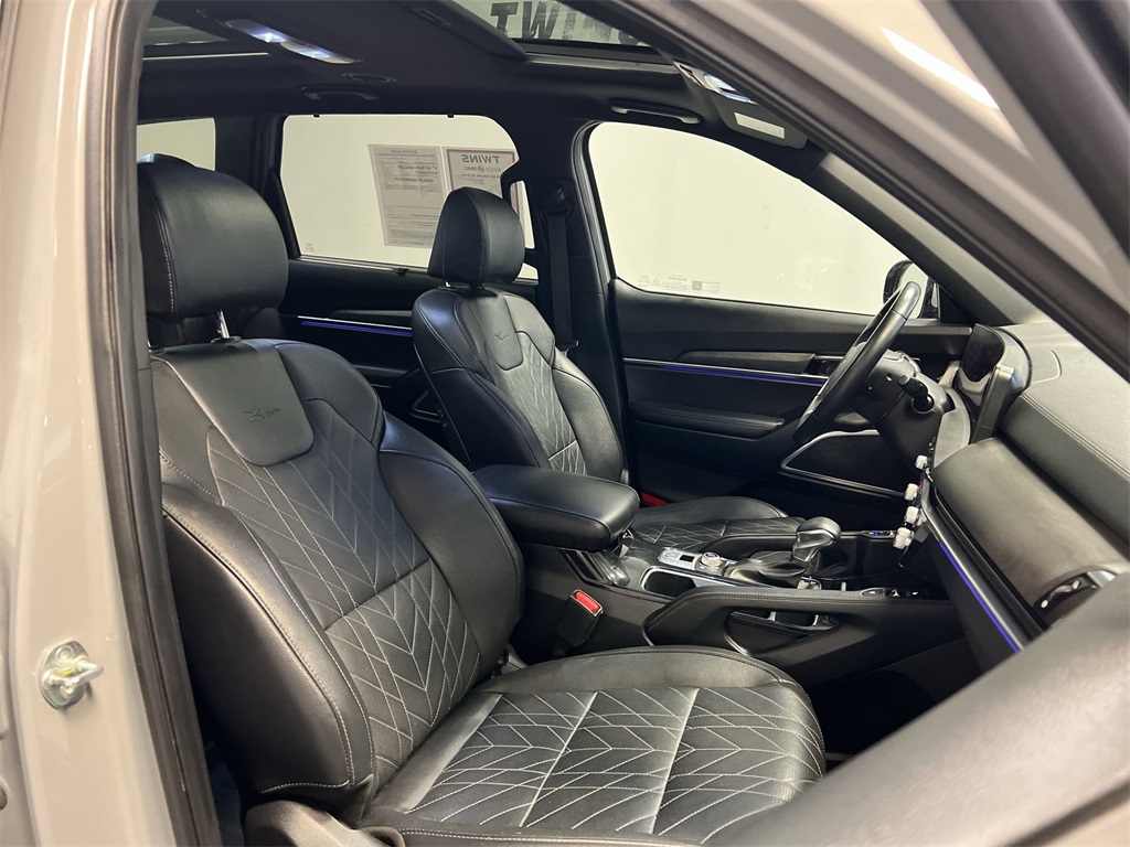 Vehicle image 26 of 33