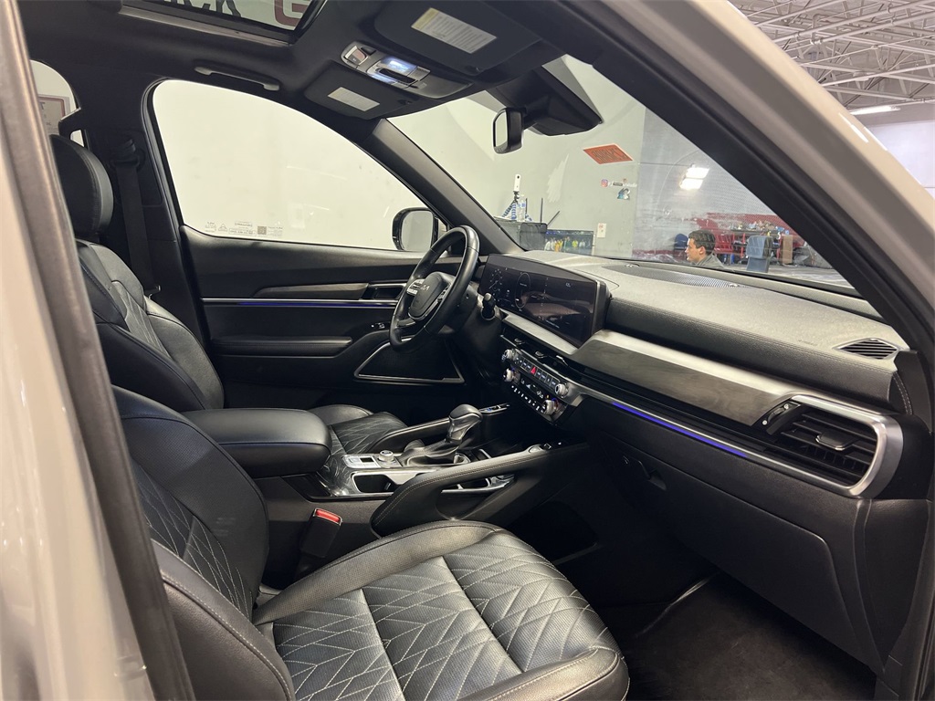 Vehicle image 27 of 33