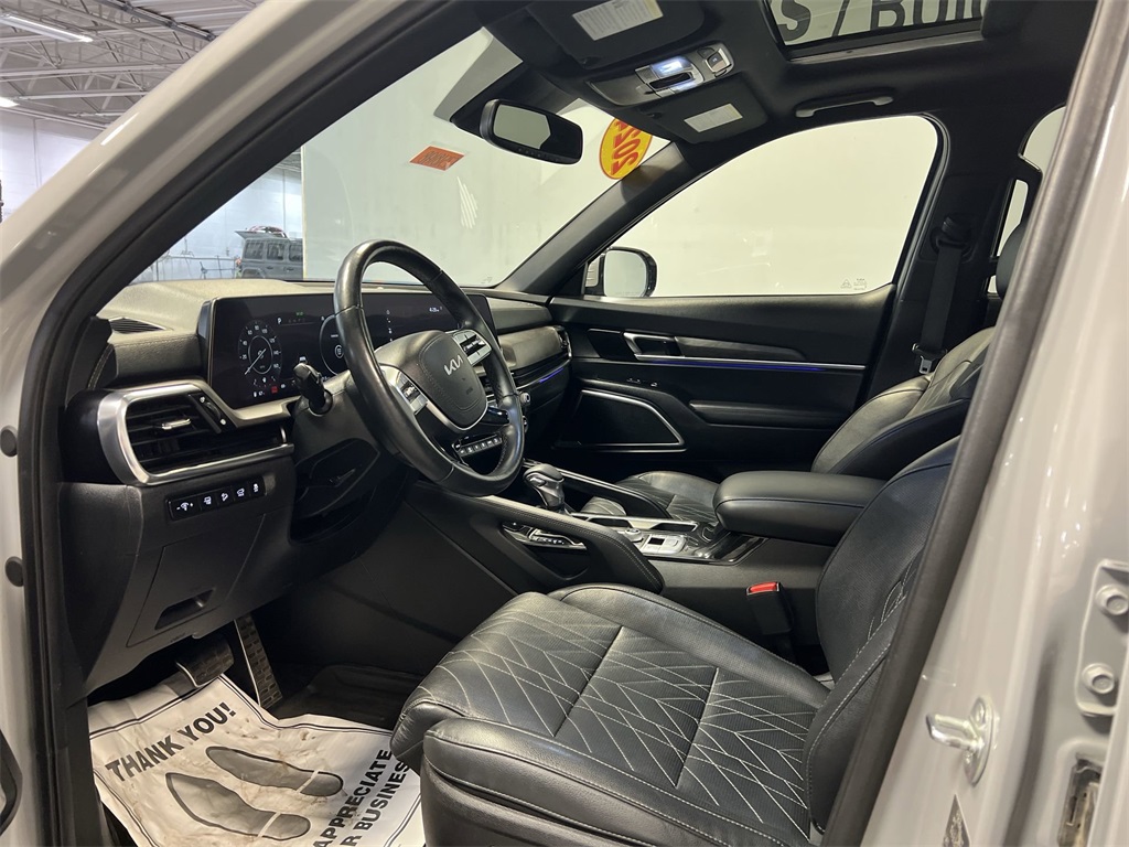 Vehicle image 10 of 33