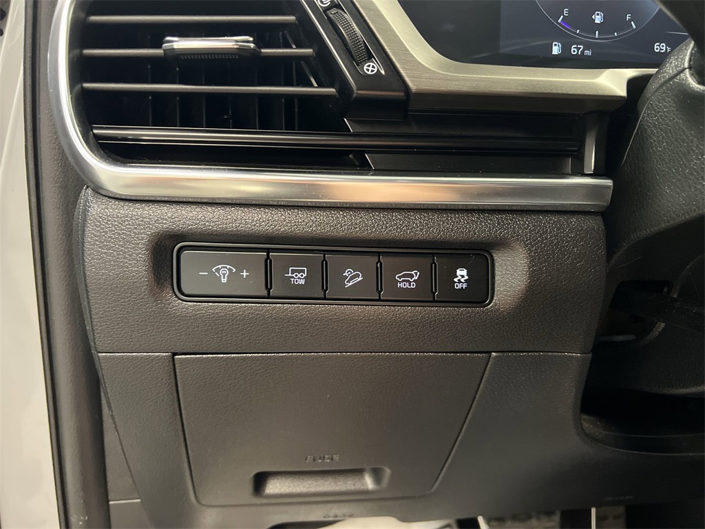 Vehicle image 17 of 33