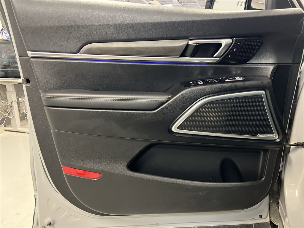 Vehicle image 21 of 33