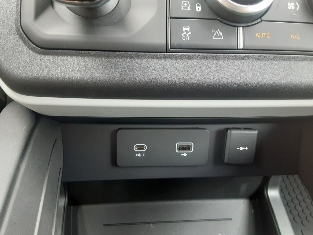 2024 Land Rover Defender SE Image 26 of 30