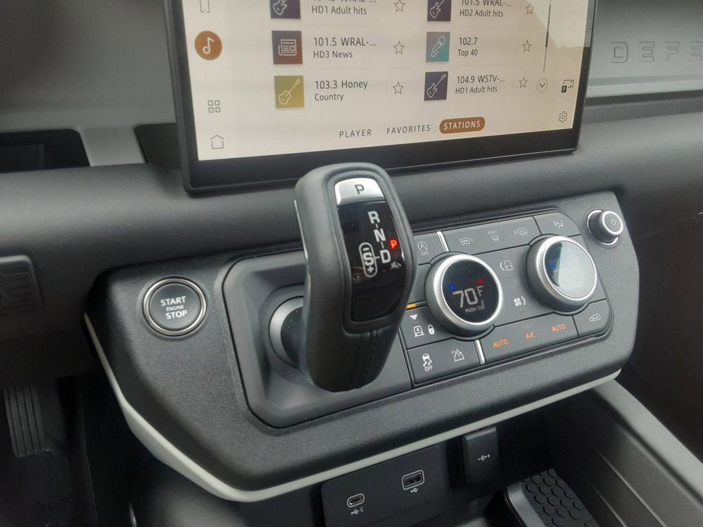 2024 Land Rover Defender SE Image 23 of 30