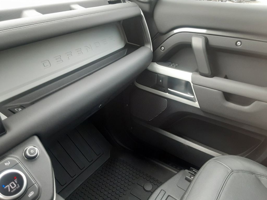 2024 Land Rover Defender SE Image 29 of 30