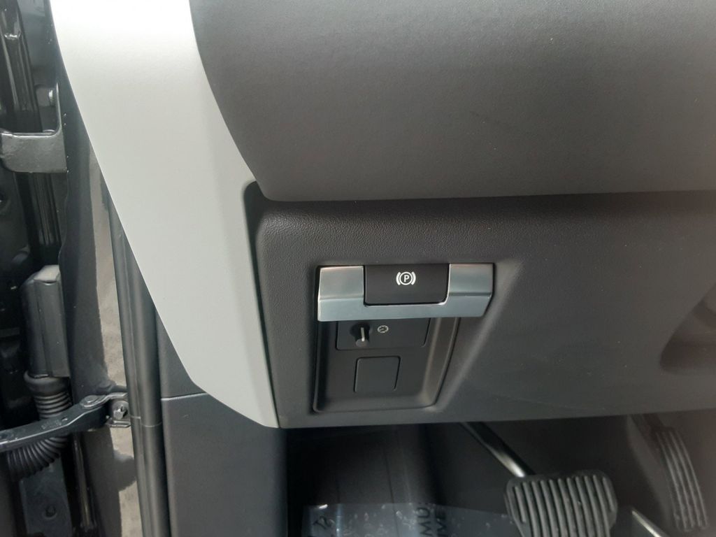 2024 Land Rover Defender SE Image 15 of 30