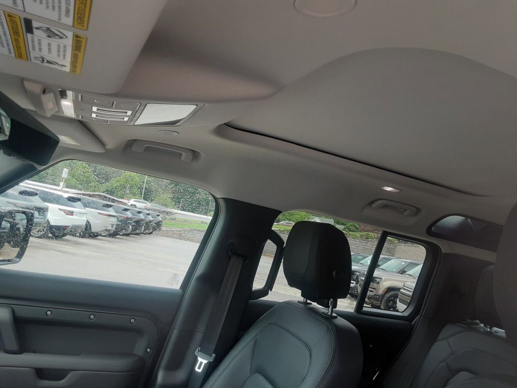 2024 Land Rover Defender SE Image 8 of 30