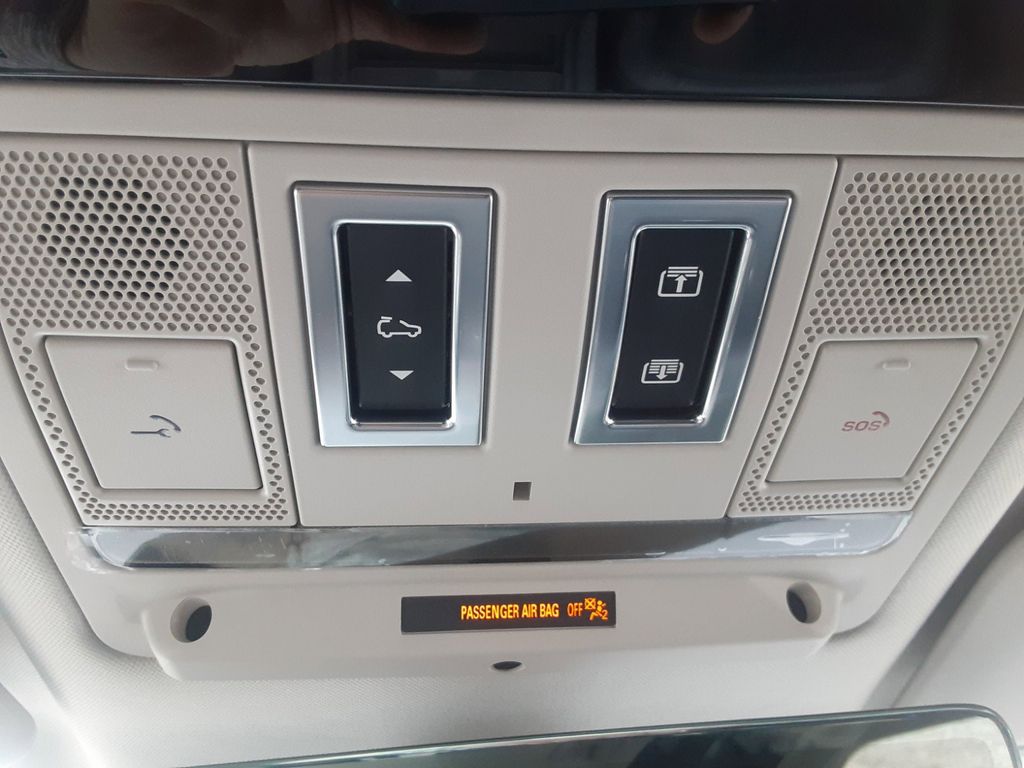 2024 Land Rover Defender SE Image 28 of 30