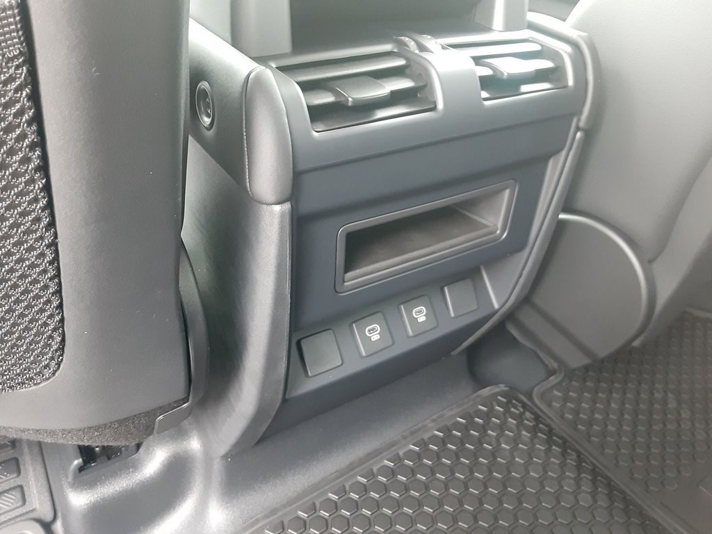 2024 Land Rover Defender SE Image 12 of 30