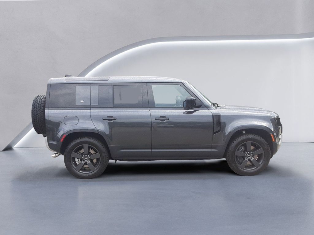 2024 Land Rover Defender SE Image 2 of 30