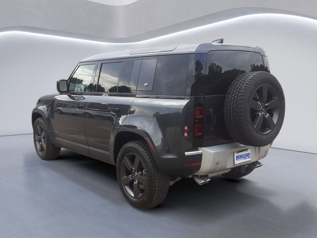 2024 Land Rover Defender SE Image 4 of 30
