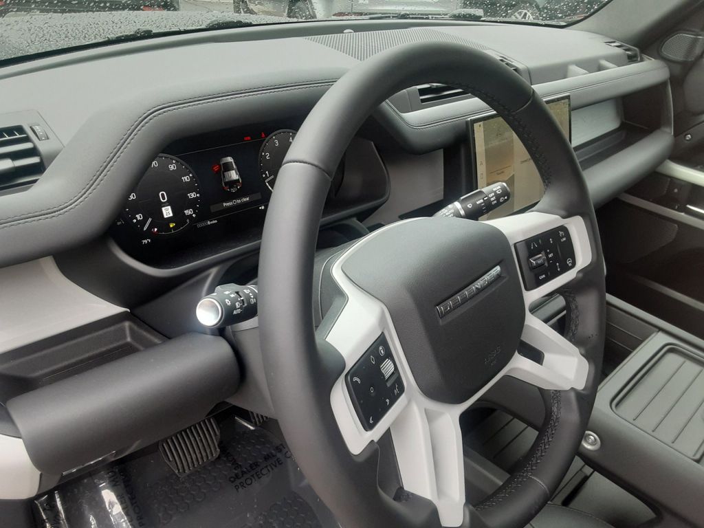 2024 Land Rover Defender SE Image 7 of 30
