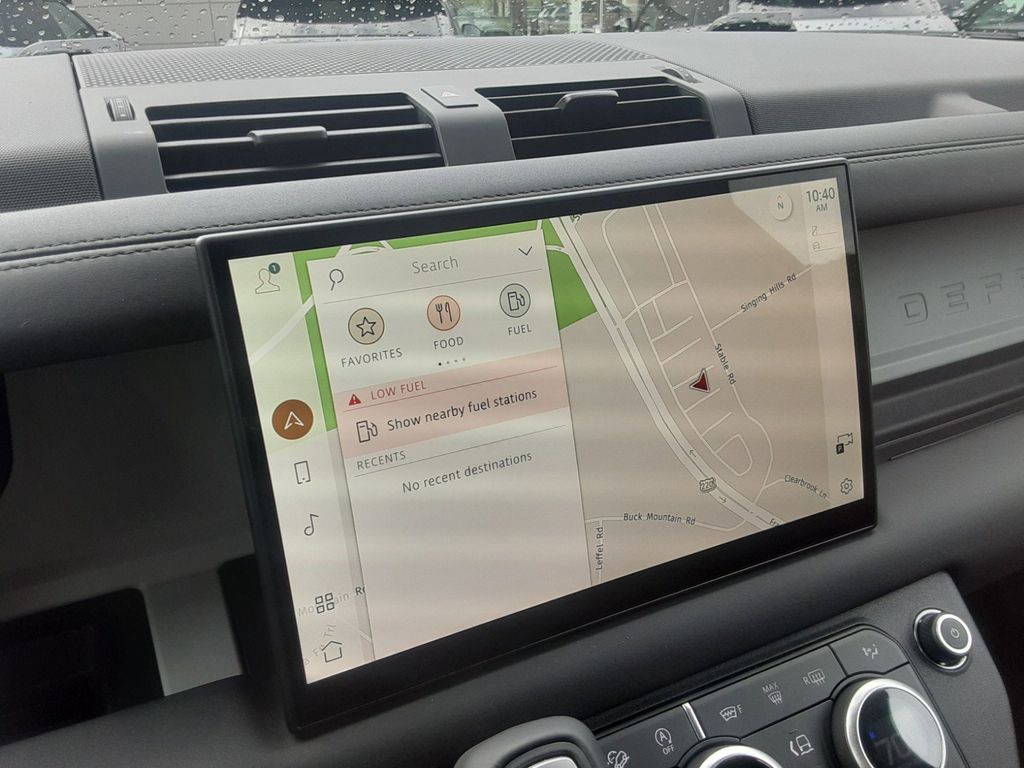 2024 Land Rover Defender SE Image 20 of 30