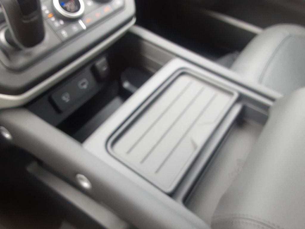 2024 Land Rover Defender SE Image 27 of 30