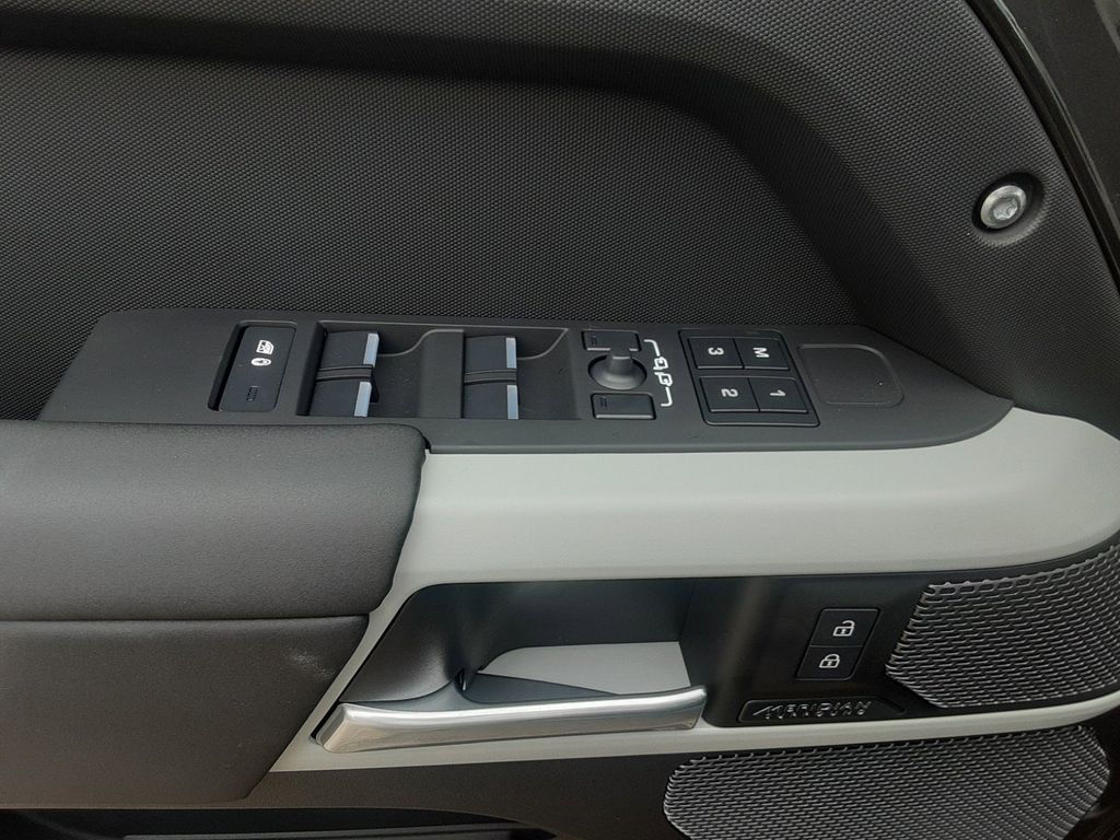 2024 Land Rover Defender SE Image 9 of 30
