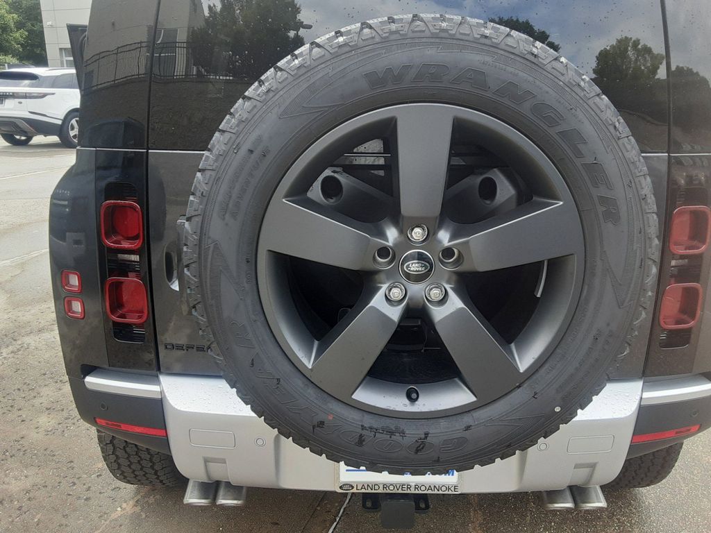 2024 Land Rover Defender SE Image 14 of 30