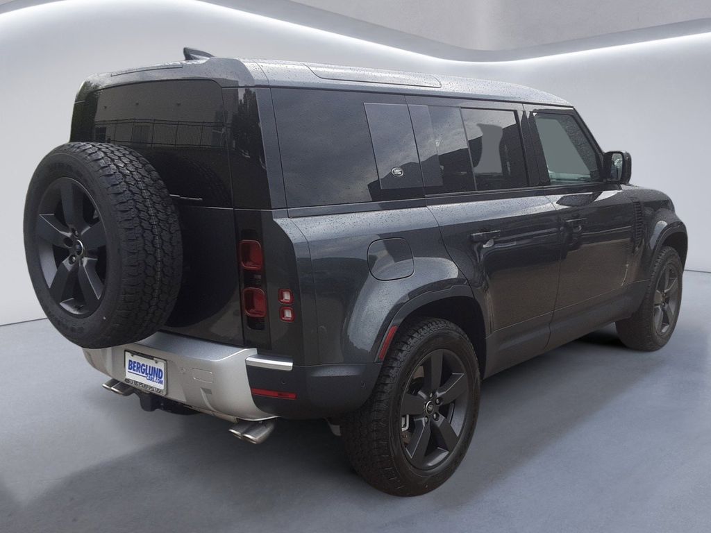 2024 Land Rover Defender SE Image 3 of 30