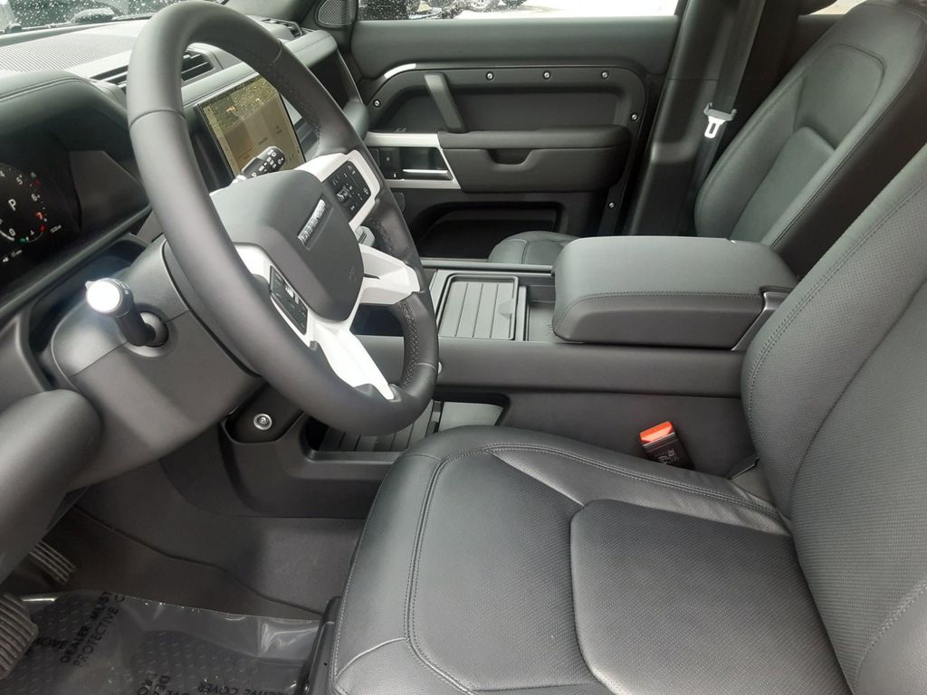 2024 Land Rover Defender SE Image 6 of 30