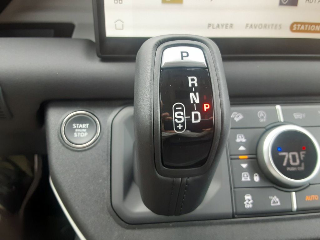 2024 Land Rover Defender SE Image 24 of 30
