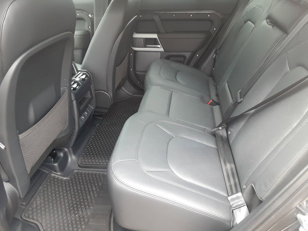 2024 Land Rover Defender SE Image 11 of 30