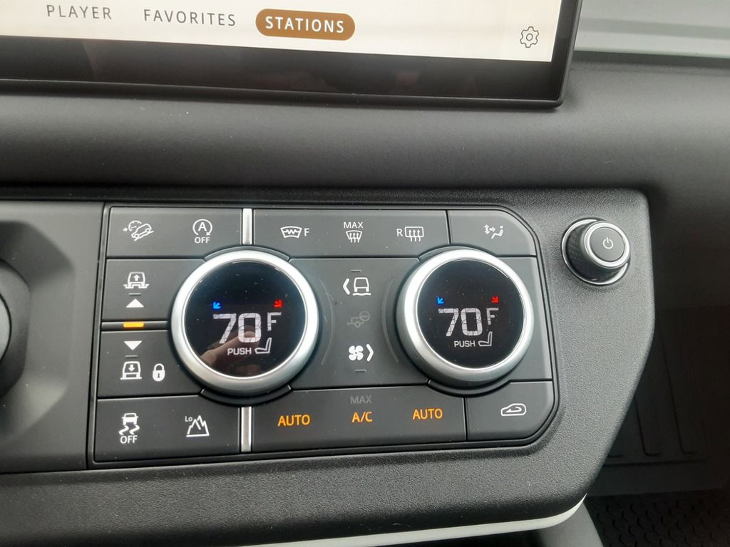 2024 Land Rover Defender SE Image 25 of 30