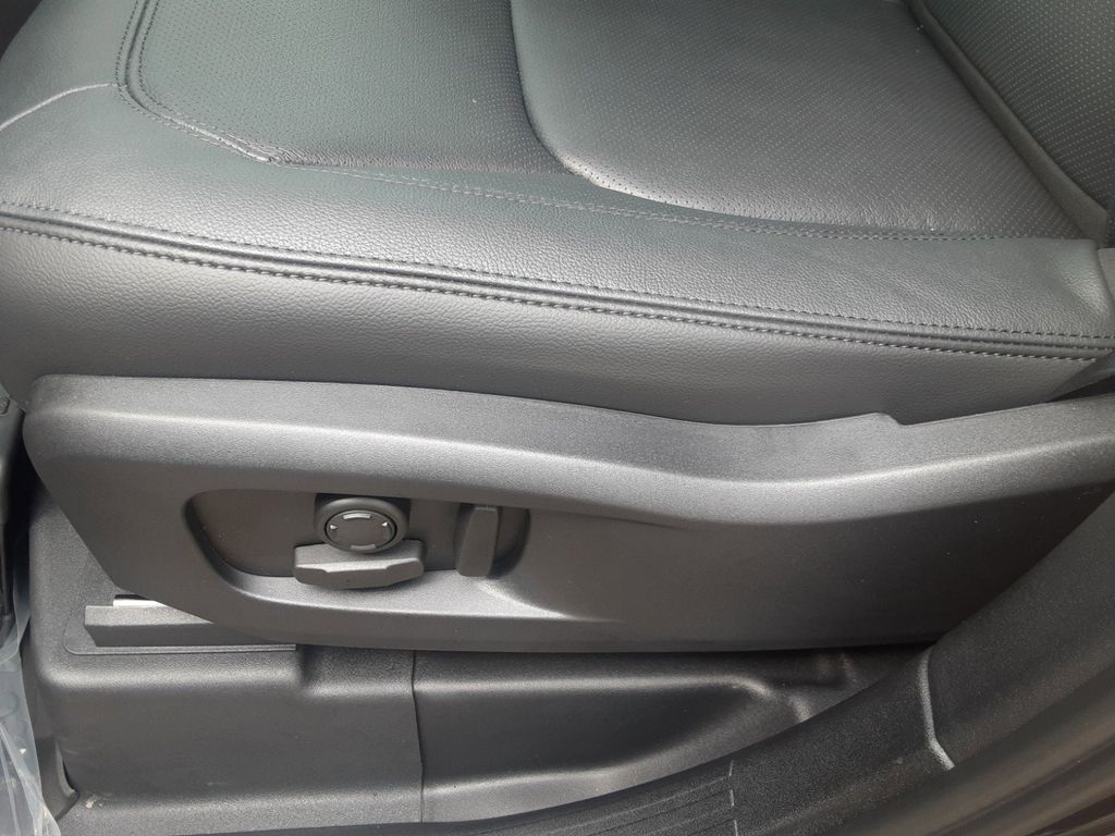 2024 Land Rover Defender SE Image 10 of 30