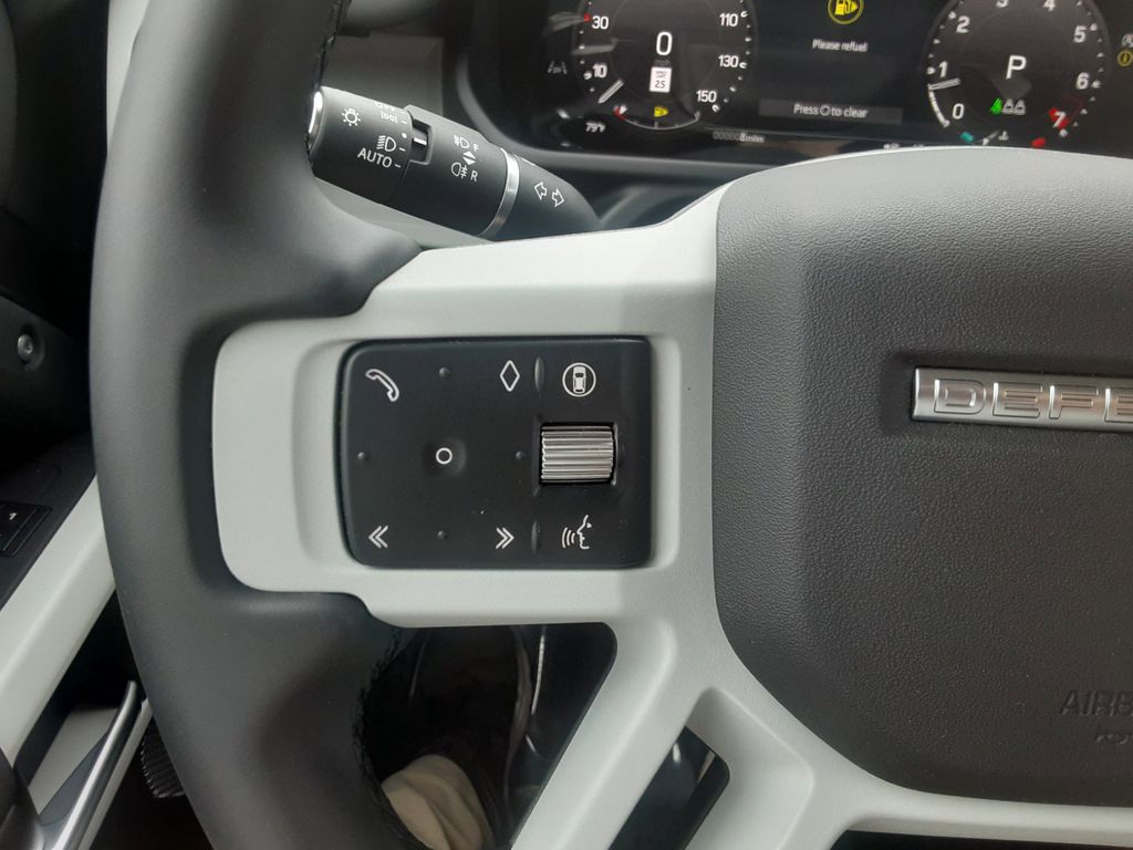 2024 Land Rover Defender SE Image 17 of 30
