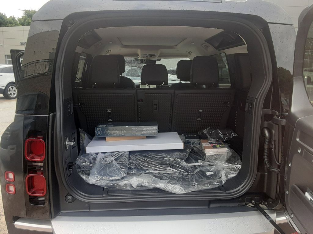 2024 Land Rover Defender SE Image 13 of 30