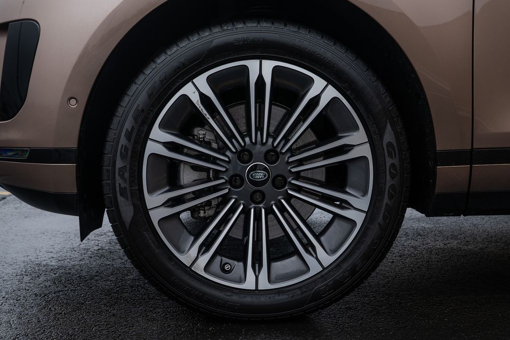 2024 Land Rover Range Rover Evoque Core S Image 9 of 37