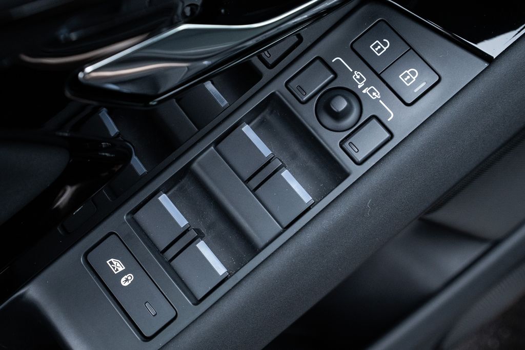 2024 Land Rover Range Rover Evoque Core S Image 32 of 37