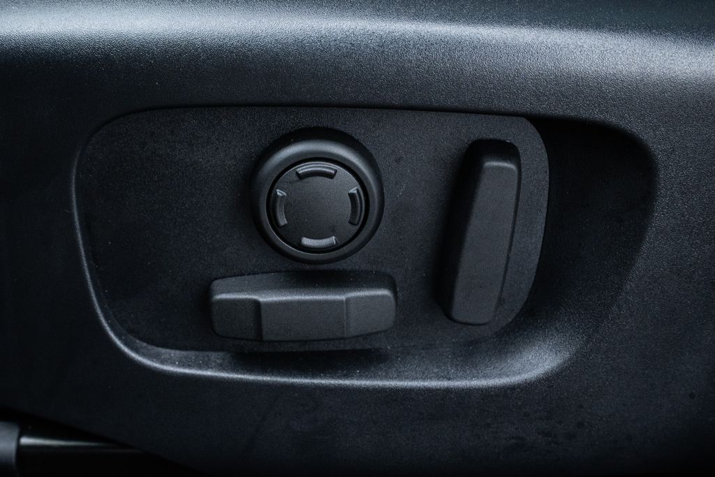 2024 Land Rover Range Rover Evoque Core S Image 34 of 37