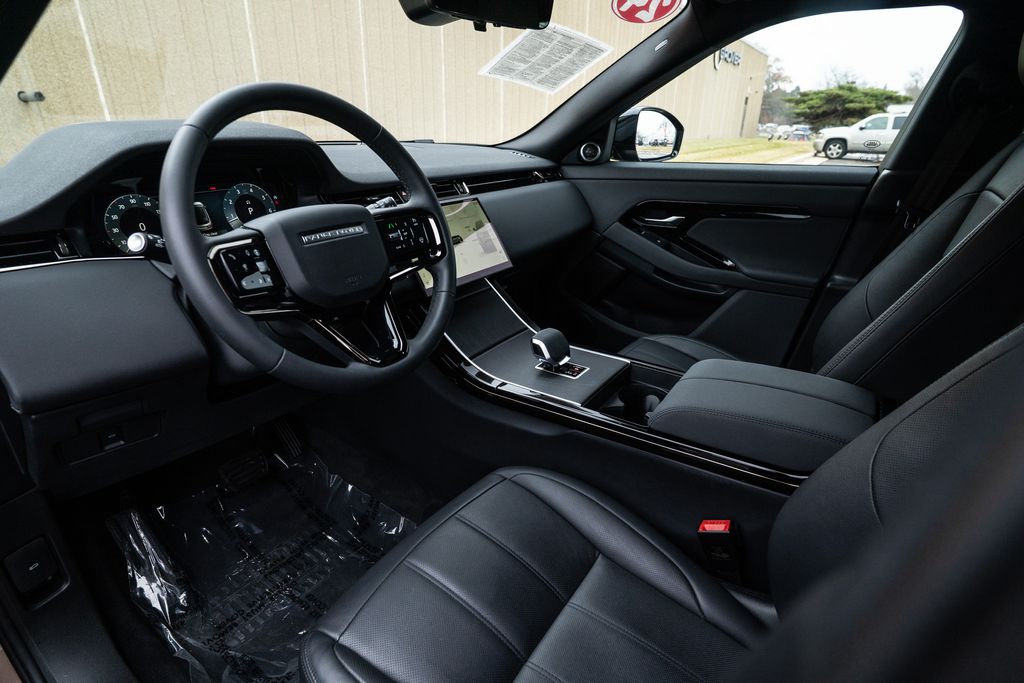 2024 Land Rover Range Rover Evoque Core S Image 17 of 37