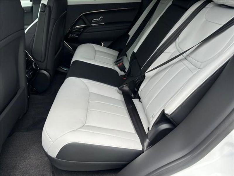 2024 Land Rover Range Rover Sport Dynamic SE Image 9 of 24