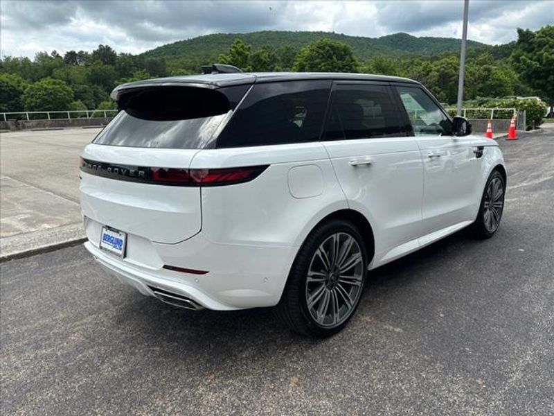 2024 Land Rover Range Rover Sport Dynamic SE Image 4 of 24