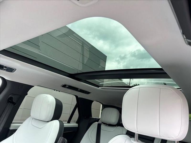 2024 Land Rover Range Rover Sport Dynamic SE Image 11 of 24