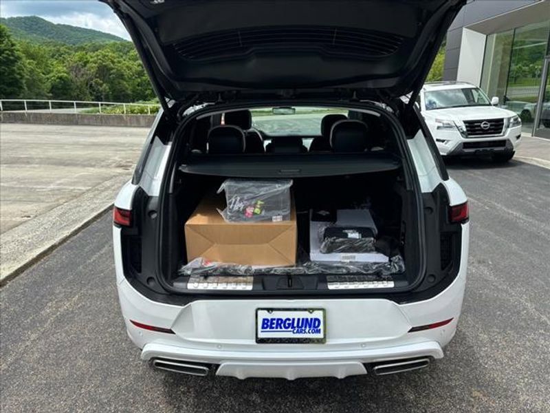 2024 Land Rover Range Rover Sport Dynamic SE Image 6 of 24