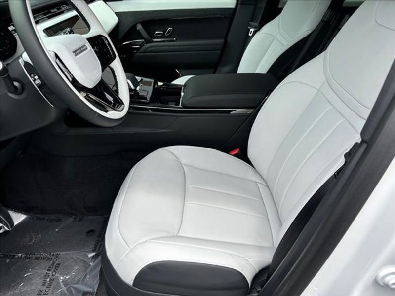 2024 Land Rover Range Rover Sport Dynamic SE Image 8 of 24