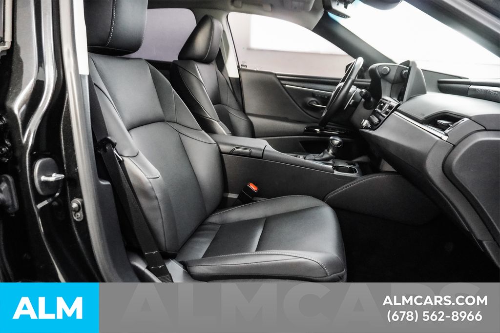 2024 Lexus ES 300h Image 16 of 97