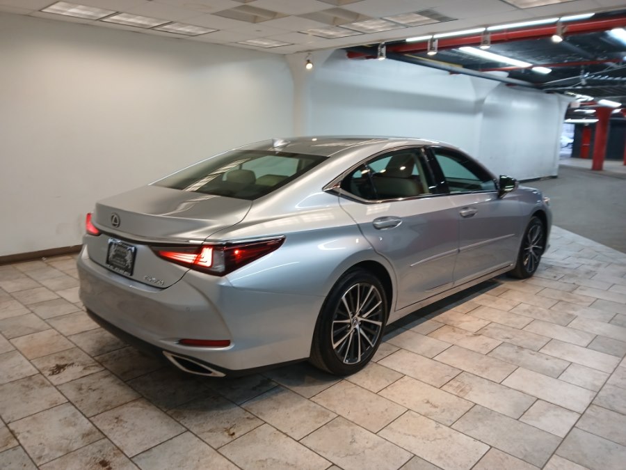 2024 Lexus ES 350 Image 3 of 42