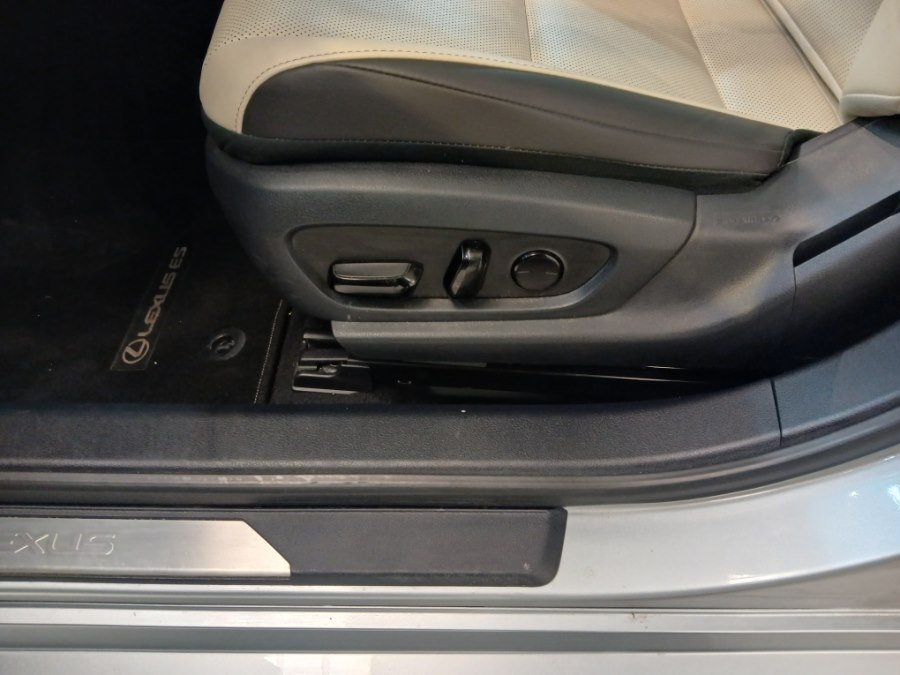 2024 Lexus ES 350 Image 38 of 42