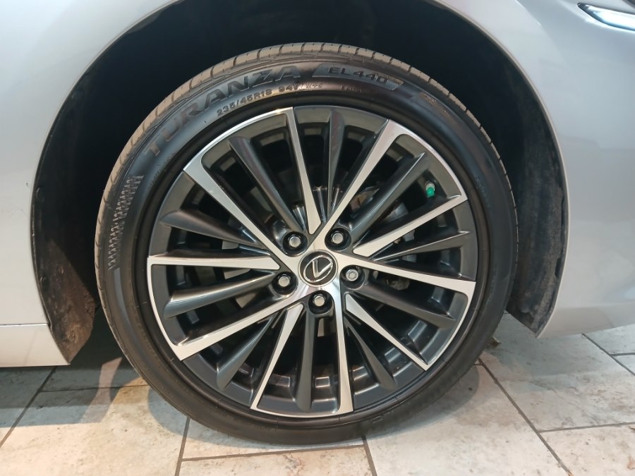 2024 Lexus ES 350 Image 9 of 42