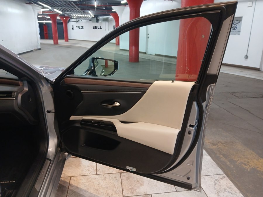 2024 Lexus ES 350 Image 21 of 42