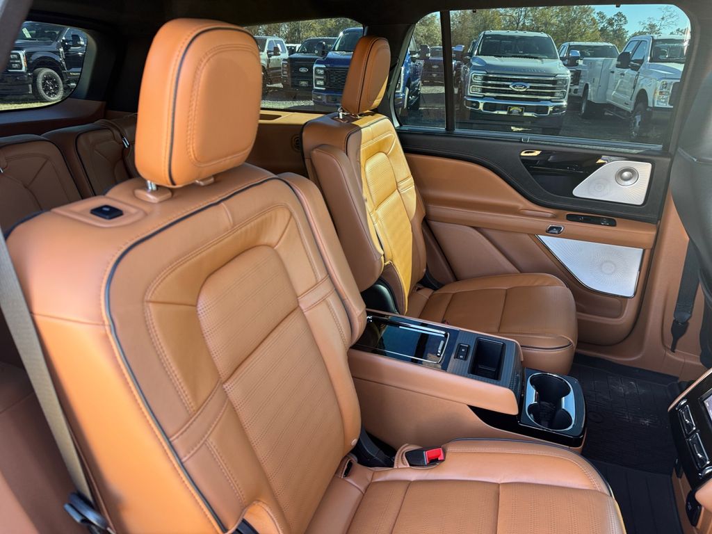 2024 Lincoln Aviator Black Label Image 13 of 40