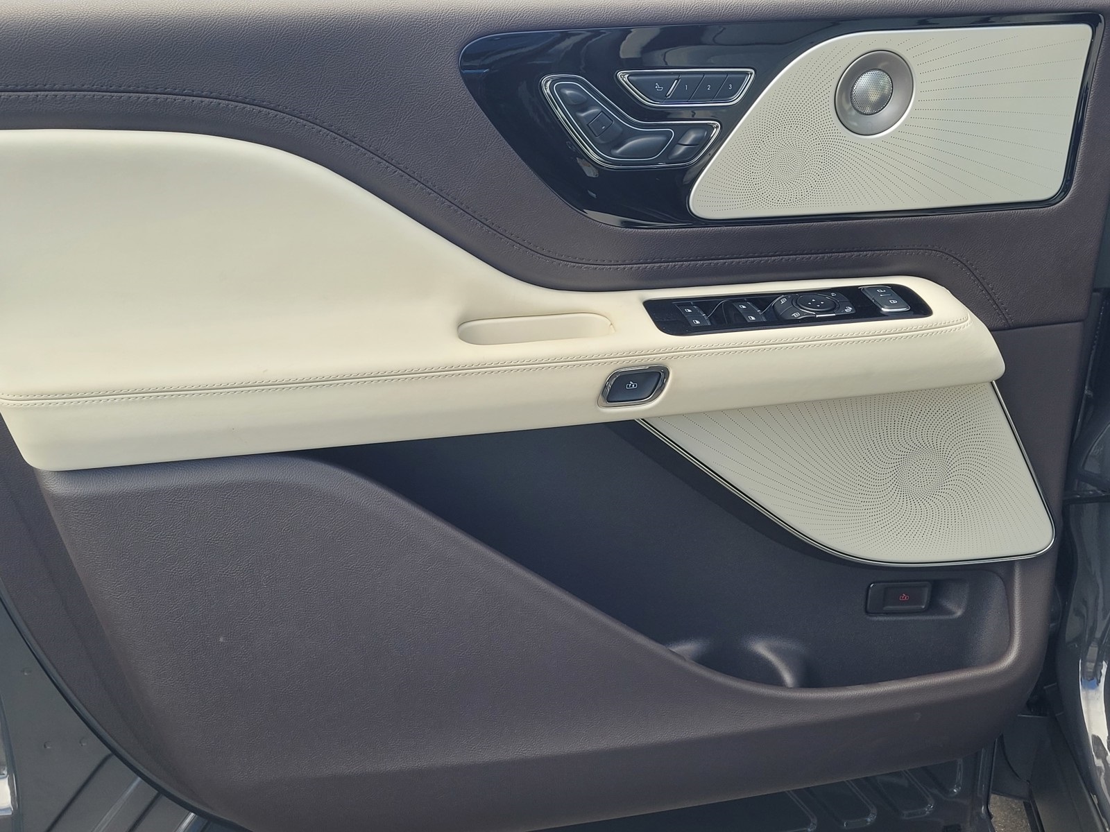 Vehicle image 10 of 12