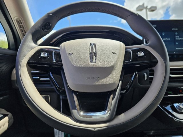 Vehicle image 27 of 32