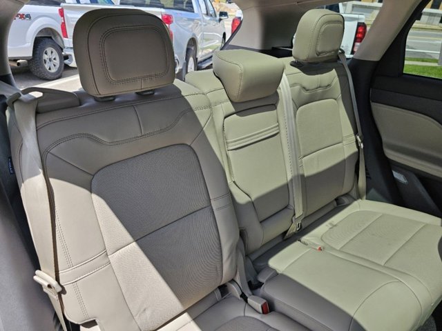Vehicle image 21 of 32