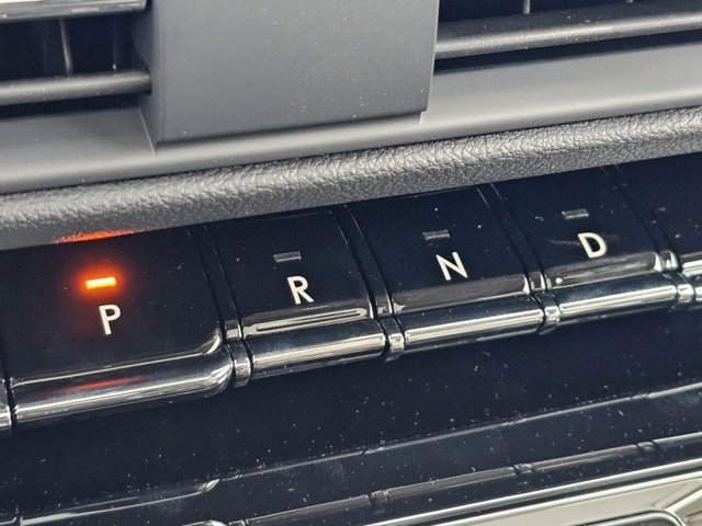 Vehicle image 33 of 34