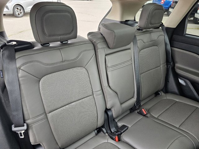 Vehicle image 23 of 34